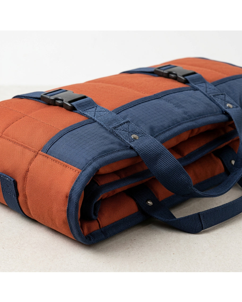 Zentran XL Folding Dog Travel Mat 120 x 85 cm Rust and Navy - Detail view