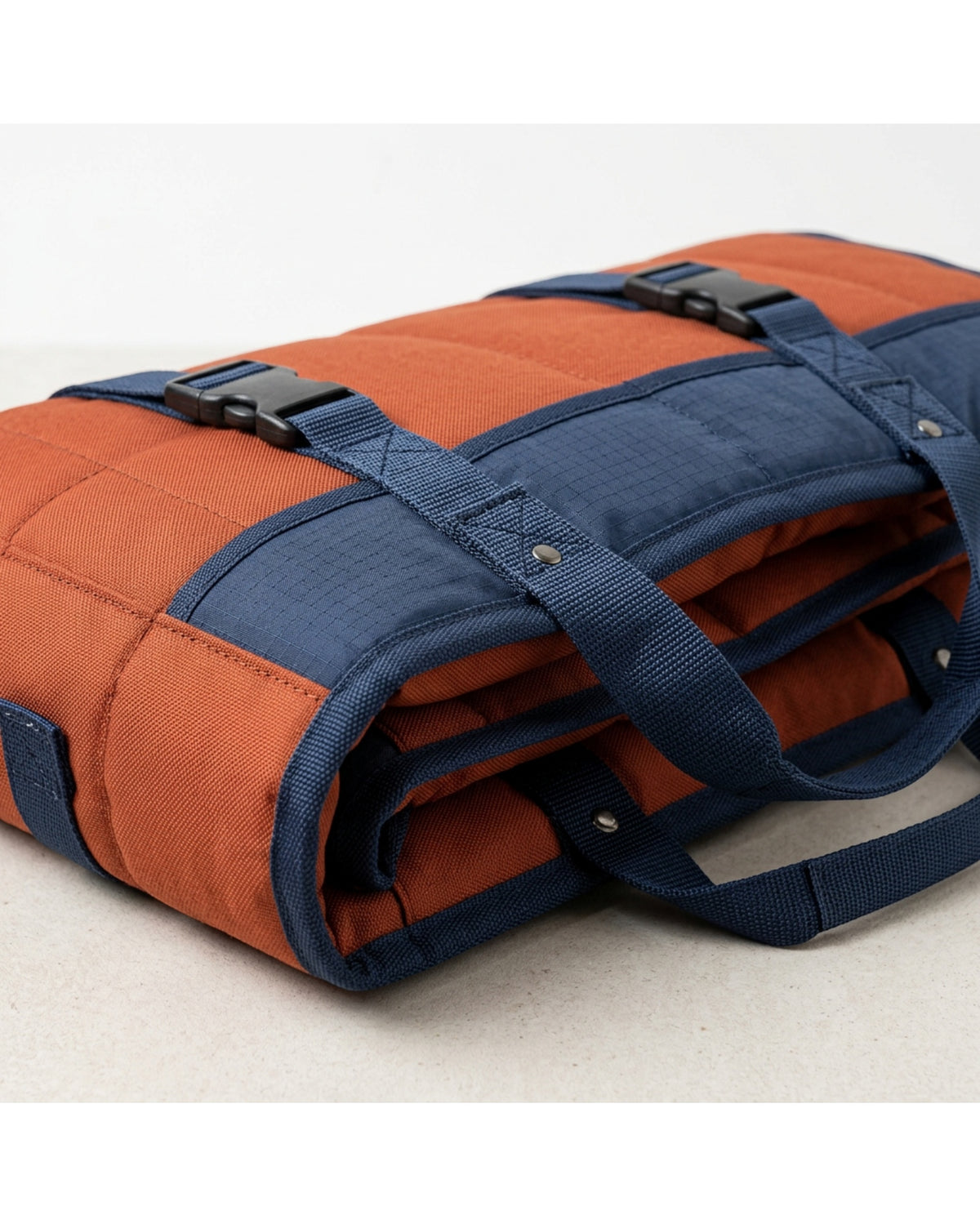 Zentran XL Folding Dog Travel Mat 120 x 85 cm Rust and Navy - Detail view